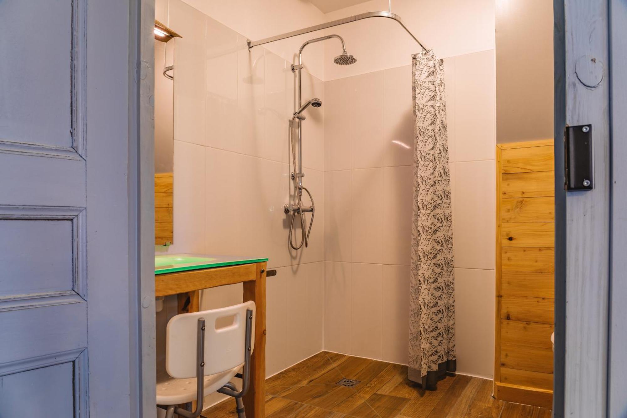 Gites La Boletiere Saint-Étienne-du-Valdonnez Kamer foto